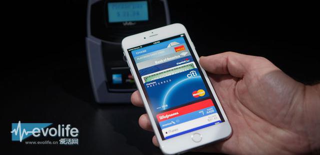 　　蘋果ApplePay業(yè)務(wù)雖然在美國地區(qū)開展已經(jīng)有一段時(shí)間了，不過目前有消息表明，美國人民對(duì)其并不買賬，根據(jù)市場(chǎng)調(diào)研機(jī)構(gòu)AiteGroup公布的數(shù)據(jù)顯示，ApplePay目前僅占美國所有零售交易量的1%，這一數(shù)據(jù)和蘋果官方聲稱的“勢(shì)頭極為強(qiáng)勁”有較大的差距。  　　占有率僅為1%ApplePay要靠入駐星巴克和肯德基挽回?cái)【郑? 　　ApplePay的推廣受阻與零售店普及有密不可分的關(guān)系，礙于對(duì)于新技術(shù)的抵觸和成本考慮，零售商對(duì)于更新刷卡中端始終抱有抵觸情緒，蘋果并不是第一個(gè)在移動(dòng)支付領(lǐng)域受挫的科技巨頭，早在2013年谷歌就推出了同樣基于NFC技術(shù)的GoogleWallet業(yè)務(wù)，但時(shí)至今日其在移動(dòng)支付的影響力仍然處于幾乎忽略不計(jì)的狀態(tài)，而三星自家的SamsungPay無疑也遭遇了這樣的窘境。  　　占有率僅為1%ApplePay要靠入駐星巴克和肯德基挽回?cái)【郑? 　　不過蘋果自然也不會(huì)對(duì)這樣的局面不為所動(dòng)，今天就有報(bào)道稱，蘋果將在2016年完成于星巴克、肯德基和Chili’s的合作，屆時(shí)全美各地的星巴克、肯德基門店將支持ApplePay支付，如果合作順利，相信對(duì)于提升ApplePay的占有率肯定有所幫助，畢竟目前移動(dòng)支付已經(jīng)達(dá)到了星巴克門店交易總額的20%。