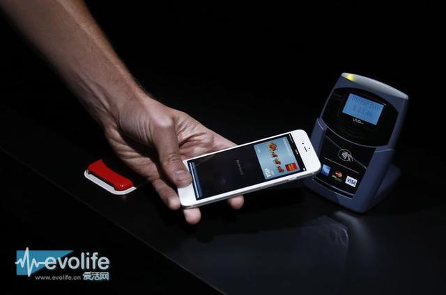 　　蘋果ApplePay業(yè)務(wù)雖然在美國地區(qū)開展已經(jīng)有一段時(shí)間了，不過目前有消息表明，美國人民對(duì)其并不買賬，根據(jù)市場(chǎng)調(diào)研機(jī)構(gòu)AiteGroup公布的數(shù)據(jù)顯示，ApplePay目前僅占美國所有零售交易量的1%，這一數(shù)據(jù)和蘋果官方聲稱的“勢(shì)頭極為強(qiáng)勁”有較大的差距。  　　占有率僅為1%ApplePay要靠入駐星巴克和肯德基挽回?cái)【郑? 　　ApplePay的推廣受阻與零售店普及有密不可分的關(guān)系，礙于對(duì)于新技術(shù)的抵觸和成本考慮，零售商對(duì)于更新刷卡中端始終抱有抵觸情緒，蘋果并不是第一個(gè)在移動(dòng)支付領(lǐng)域受挫的科技巨頭，早在2013年谷歌就推出了同樣基于NFC技術(shù)的GoogleWallet業(yè)務(wù)，但時(shí)至今日其在移動(dòng)支付的影響力仍然處于幾乎忽略不計(jì)的狀態(tài)，而三星自家的SamsungPay無疑也遭遇了這樣的窘境。  　　占有率僅為1%ApplePay要靠入駐星巴克和肯德基挽回?cái)【郑? 　　不過蘋果自然也不會(huì)對(duì)這樣的局面不為所動(dòng)，今天就有報(bào)道稱，蘋果將在2016年完成于星巴克、肯德基和Chili’s的合作，屆時(shí)全美各地的星巴克、肯德基門店將支持ApplePay支付，如果合作順利，相信對(duì)于提升ApplePay的占有率肯定有所幫助，畢竟目前移動(dòng)支付已經(jīng)達(dá)到了星巴克門店交易總額的20%。