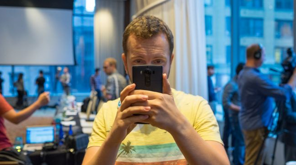 LG V10上手：雙前置攝像頭是亮點(diǎn)