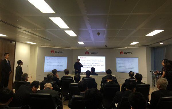 習近平參觀(guān)華為英國公司 肯定華為創(chuàng )新