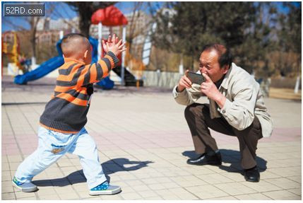 老人手機(jī)也要拍照好