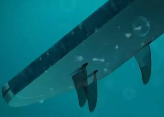 手機(jī)除了能點(diǎn)火外，這貨還能游泳！