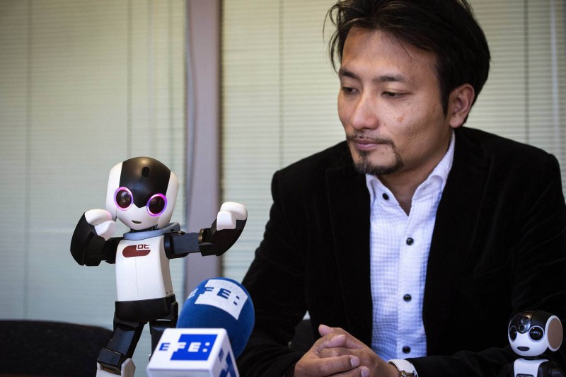 夏普擬5月26日發(fā)售機(jī)器人手機(jī) 揭示未來手機(jī)模樣