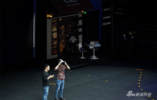 沙寶亮在現場(chǎng)體驗VR產(chǎn)品