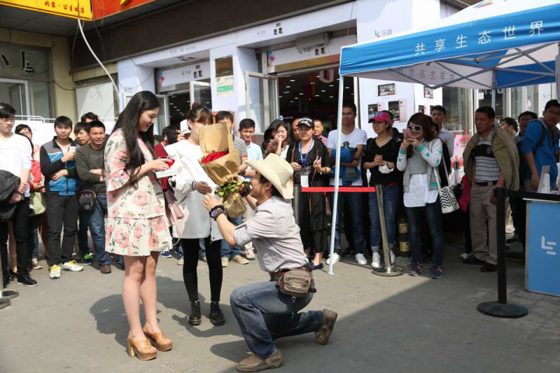 樂視二代手機(jī)千城萬店現(xiàn)貨首銷 樂迷風(fēng)雨無阻掀搶購(gòu)熱潮
