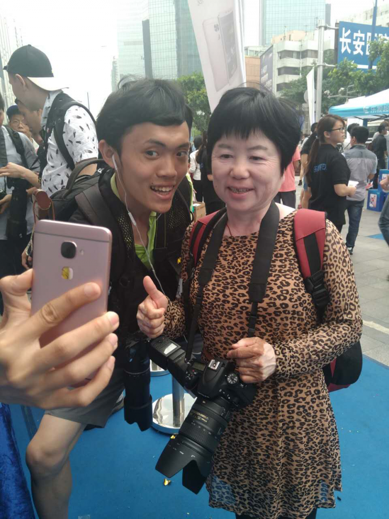 樂視二代手機(jī)千城萬店現(xiàn)貨首銷 樂迷風(fēng)雨無阻掀搶購(gòu)熱潮