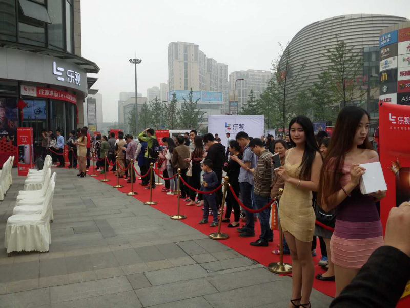 樂視二代手機(jī)千城萬店現(xiàn)貨首銷 樂迷風(fēng)雨無阻掀搶購(gòu)熱潮