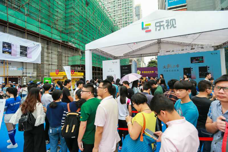 樂視二代手機(jī)千城萬店現(xiàn)貨首銷 樂迷風(fēng)雨無阻掀搶購(gòu)熱潮