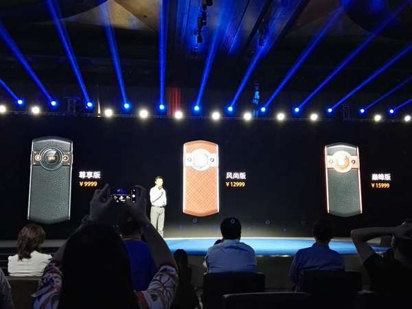 8848鈦金手機(jī)M3售價(jià)15999元 杜國(guó)楹稱目標(biāo)10萬(wàn)部