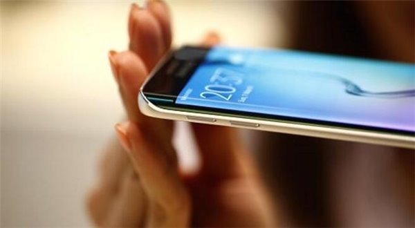 一塊曲面屏的兩巨頭“鄉(xiāng)愁”：三星在這頭，蘋果在那頭