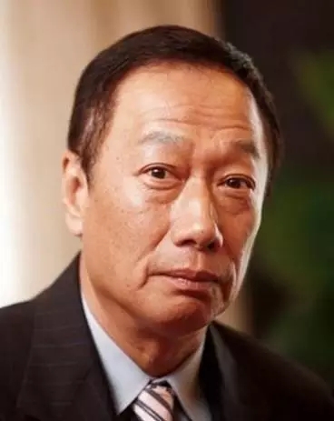 臺(tái)灣前首富郭臺(tái)銘加入新加坡籍，科技大佬們?yōu)楹尾辉倭魬倥_(tái)灣？