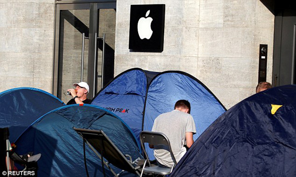 iPhone7賣瘋了！德國“果粉”提前5天扎帳篷排隊(duì)