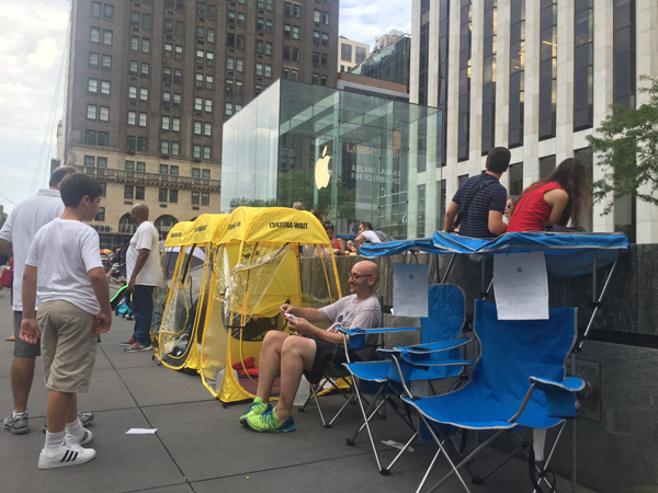 iPhone7賣瘋了！德國“果粉”提前5天扎帳篷排隊(duì)