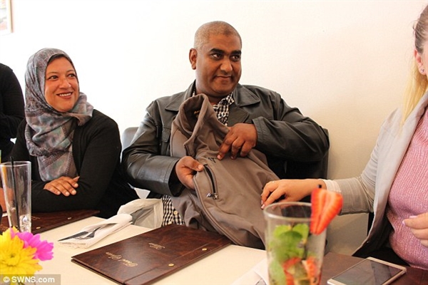 P8青春版擋子彈救下男子命:華為又送他一臺