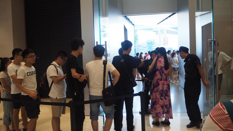 iPhone 7廣州遭瘋搶、黃牛生意火爆,分析師頻遭打臉