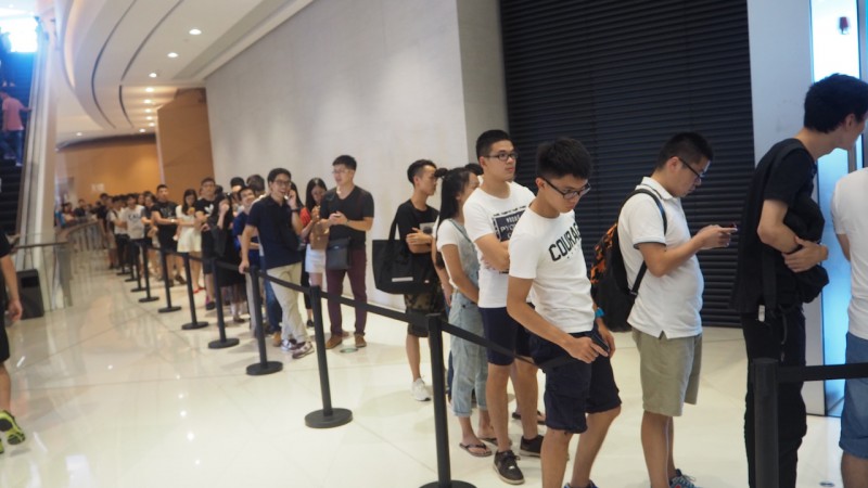 iPhone 7廣州遭瘋搶、黃牛生意火爆,分析師頻遭打臉