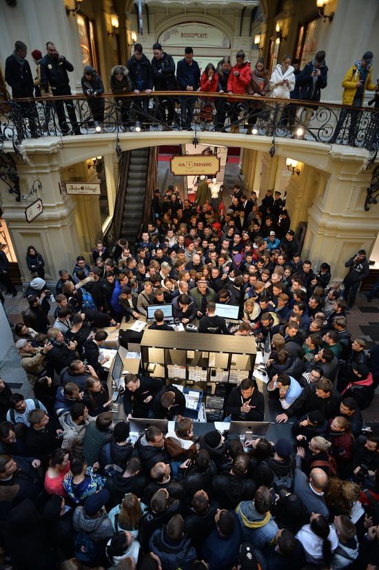 莫斯科民眾排隊(duì)買iPhone7 最靠前位置售價(jià)5000元