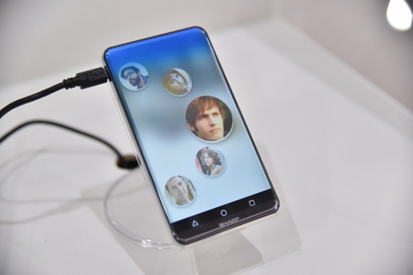 天無邊框手機(jī)來臨 夏普展示逆天無邊框手機(jī)