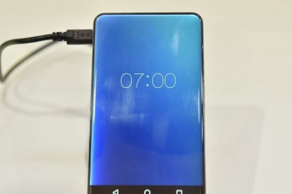 天無邊框手機(jī)來臨 夏普展示逆天無邊框手機(jī)