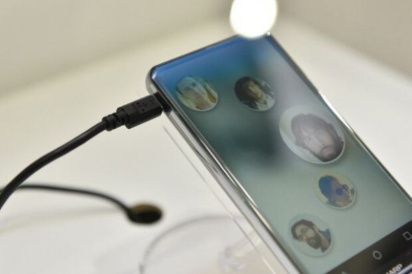 天無邊框手機(jī)來臨 夏普展示逆天無邊框手機(jī)