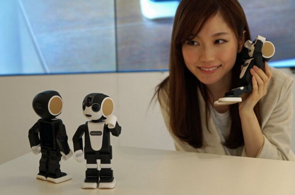 夏普面向企業(yè)推銷機器人型手機 新增接待功能