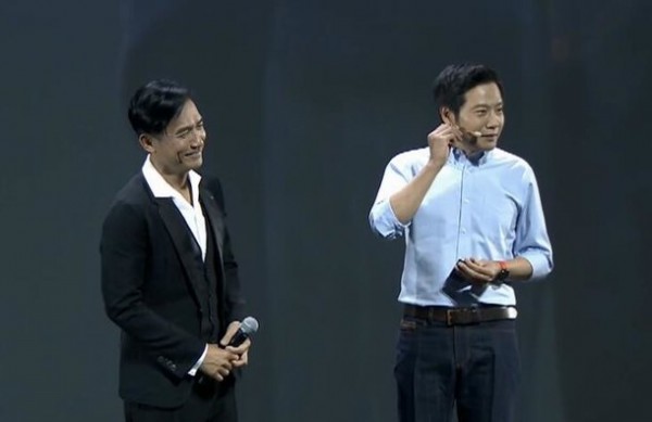 梁朝偉現(xiàn)身小米Note 2發(fā)布會：手持新機與雷軍合照