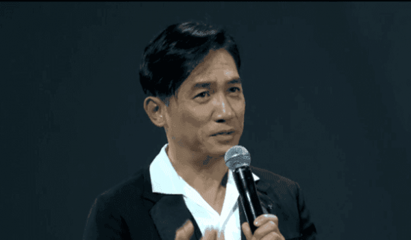 梁朝偉現(xiàn)身小米Note 2發(fā)布會：手持新機與雷軍合照