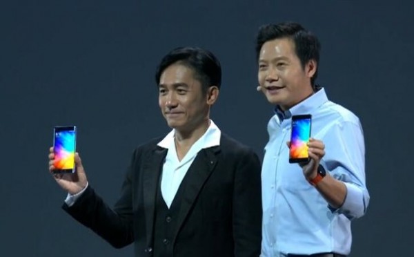 梁朝偉現(xiàn)身小米Note 2發(fā)布會：手持新機與雷軍合照