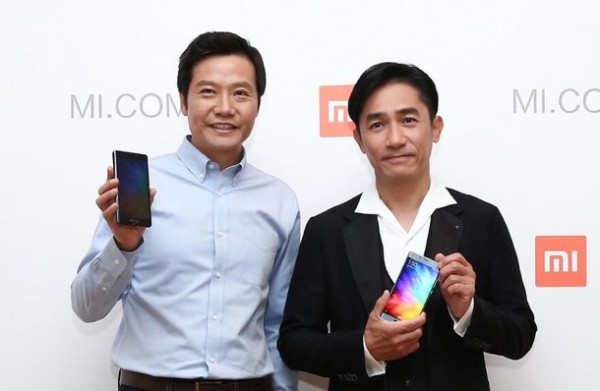 梁朝偉現(xiàn)身小米Note 2發(fā)布會：手持新機與雷軍合照