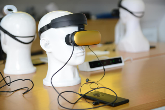 酷酷科技全景頭戴影院震撼來襲 AR迎來全新發(fā)展