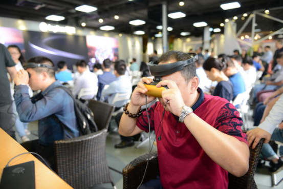 酷酷科技全景頭戴影院震撼來襲 AR迎來全新發(fā)展