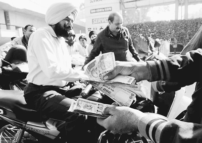 印度限鈔后 手機和PC銷量大跌