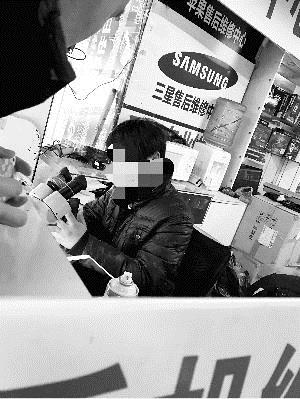 暗訪北京手機(jī)市場(chǎng)：黑手機(jī)都在這里交易