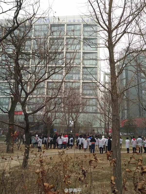 樂視樓下聚集上百人身著白衣“討債”：真相曝光