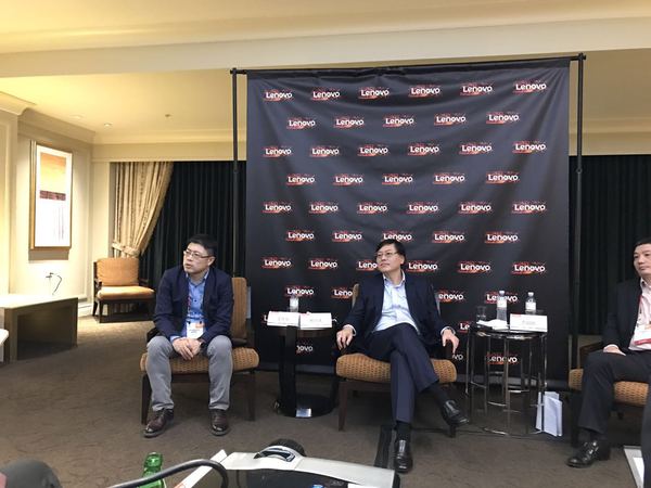 楊元慶：不要只盯著(zhù)手機看 給聯(lián)想一些轉型的時(shí)間