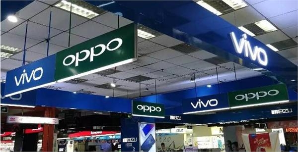 　　據(jù)市場調(diào)研機(jī)構(gòu)Counterpoint針對全球手機(jī)市場的最新調(diào)研顯示，中國品牌手機(jī)在2016年的出貨量達(dá)到了4.65億部的歷史新高，環(huán)比增長6%，要高于市場環(huán)比增長的2.3%。  　　Counterpoint數(shù)據(jù)顯示，2016年全球智能手機(jī)出貨量接近15億部，而中國品牌貢獻(xiàn)了接近全球出貨量的1/3達(dá)到了4.65億部。  　　從Counterpoint數(shù)據(jù)中可以看出，中國手機(jī)廠商之間的競爭日趨激烈，已經(jīng)到達(dá)了白熱化階段，兩極分化較為嚴(yán)重。其中OPPO、vivo、金立、華為、魅族呈現(xiàn)快速增長，OPPO增長高達(dá)109%，vivo增長78%，金立和華為增長21%，魅族增長18%。而中興、小米、酷派和聯(lián)想手機(jī)出貨量增速均出現(xiàn)不同程度的下滑，聯(lián)想下滑幅度更是接近80%。  　　對于Counterpoint這份調(diào)研報(bào)告，有專家表示：“中國手機(jī)品牌出貨量今年仍然會(huì)繼續(xù)增長，手機(jī)廠商今年會(huì)更加的注重線下渠道。在功能方面，智能手機(jī)的指紋識(shí)別、4G+網(wǎng)絡(luò)、快速充電、OLED顯示屏、電池續(xù)航時(shí)間和更高像素的攝像頭等都會(huì)是關(guān)注的焦點(diǎn)。”  　　Counterpoint指出，盡管目前手機(jī)的用戶基數(shù)已經(jīng)達(dá)到了前所未有的高度，也逐漸趨于成熟，但是人們的消費(fèi)觀念已經(jīng)發(fā)生了巨大的改變。  　　在2016年中，金立推出了M2017、華為推出保時(shí)捷設(shè)計(jì)版本的Mate 9 Pro、小米也帶來了小米MIX概念手機(jī)，中高端智能手機(jī)市場將成為2017年的一大戰(zhàn)場。