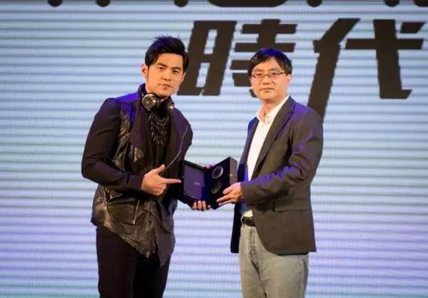 遭郭臺(tái)銘驅(qū)逐，搞定雷軍，和周杰倫組CP，他再定義耳機(jī)