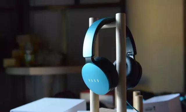 遭郭臺(tái)銘驅(qū)逐，搞定雷軍，和周杰倫組CP，他再定義耳機(jī)