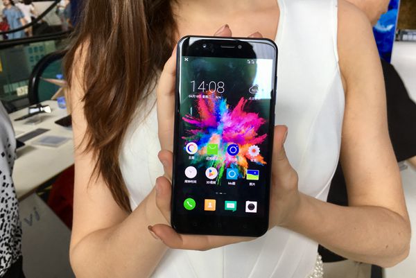 ivvi裸眼3D手機(jī)發(fā)布：2199元，4月19日開賣