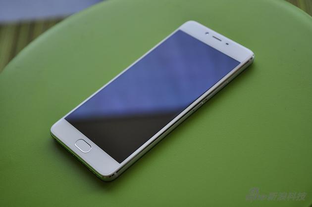 魅藍E2正式發(fā)布:魅族選擇“刪去”的是那枚閃光燈