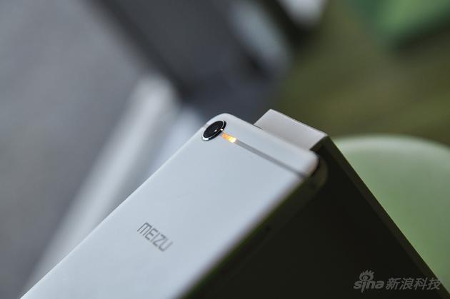 魅藍E2正式發(fā)布:魅族選擇“刪去”的是那枚閃光燈