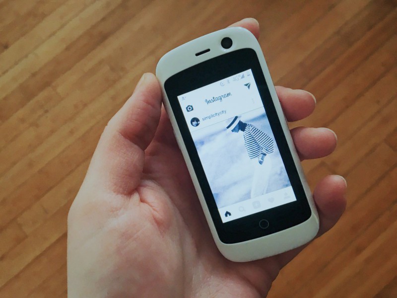 全球最小4G智能機:屏幕2.45英寸搭Nougat系統(tǒng)