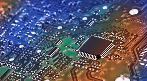 　　國產(chǎn)手機勢頭越來越強勁，把三星和蘋果虐的夠嗆（主要是指國內(nèi)市場份額），但繁榮背后是對核心產(chǎn)業(yè)鏈控制的缺失，就比如閃存芯片，這基本上被韓國廠商壟斷了。  　　為了讓國產(chǎn)閃存有更好的發(fā)展，不少公司都在努力。挖來臺灣DRAM教父高啟全后，紫光旗下的長江存儲開始全速狂飆。  　　近日，高啟全接受媒體采訪時表示，長江存儲將在2019年開始量產(chǎn)64層堆棧的3D NAND閃存，這個消息無疑讓人振奮，而在今年他們還將出樣32層NAND閃存。  　　對于目前行業(yè)的現(xiàn)狀，高啟全強調(diào)國內(nèi)公司應該臺灣公司在存儲芯片上應該合作，因為大家的最大競爭對手是韓國公司。  　　如果一切進展順利，長江存儲2019年開始量產(chǎn)64層堆棧的3D NAND閃存，而他們與三星等大廠的差距就縮短在2年以內(nèi)，后者將在今年內(nèi)全面開始量產(chǎn)64層堆棧閃存。  　　據(jù)市場調(diào)查機構DRAMeXchange周五發(fā)布的調(diào)查報告，預計到今年第三季度，三星電子、SK海力士等韓國廠商的3D NAND閃存的市場份額，在全球NAND閃存市場中占比將超過50%  　　打破韓國壟斷：紫光2019年要量產(chǎn)64層NANAD閃存  　　長江存儲目前正在增強公司的專利池，吸收人才加盟的同時，高啟全強調(diào)，絕不會允許員工竊取前公司的商業(yè)機密。