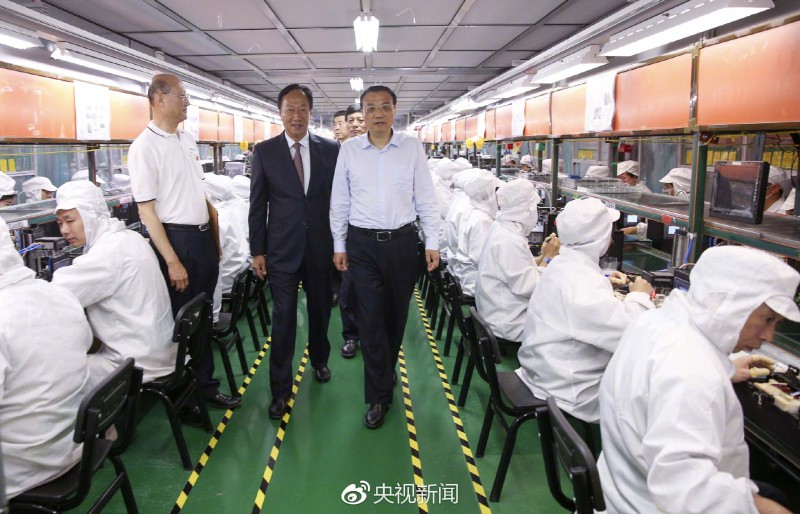 李克強(qiáng)考察鄭州富士康科技園 與郭臺銘駐足交談