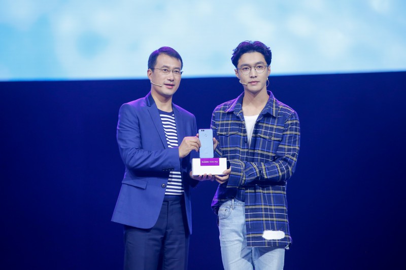 高顏值“自拍神器”HUAWEI nova 2發(fā)布