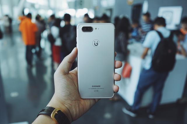 金立S10發(fā)布 全球首款配四攝像頭手機