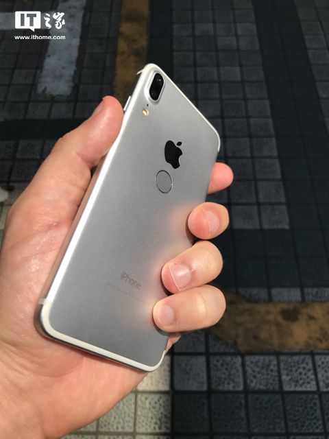 蘋(píng)果iPhone 8工程機(jī)上手：后置指紋，屏占比驚人