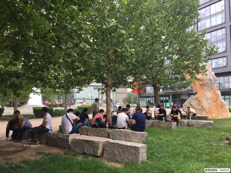 50余家供應(yīng)商在樂(lè)視樓下討債 手機(jī)業(yè)務(wù)休克了欠款怎么辦