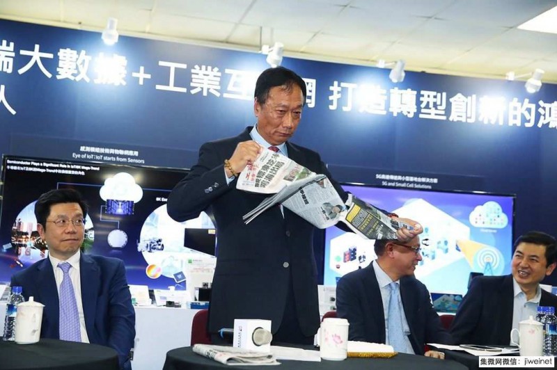 記者會(huì)上怒撕報(bào)紙,郭臺(tái)銘稱東芝案日本經(jīng)產(chǎn)省公報(bào)私仇,國際笑話