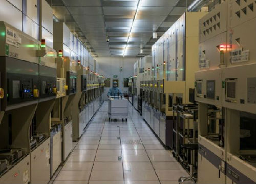 紫光集團(tuán)武漢工廠的微芯片生產(chǎn)線。